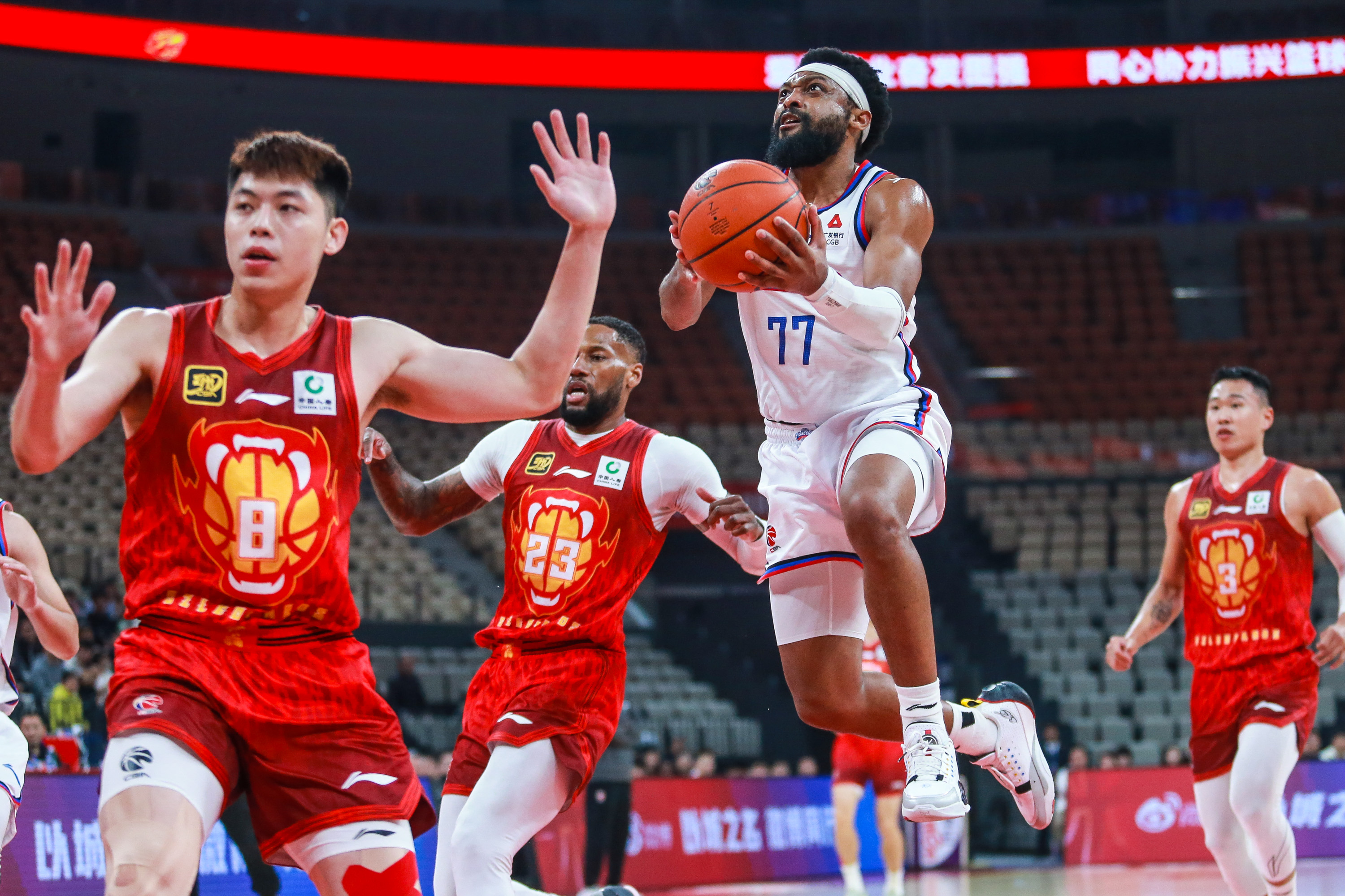 包含转会期CBA季后赛焦点战，拉齐奥队长鼓劲，态度坚定，阵容厚度经受考验的词条