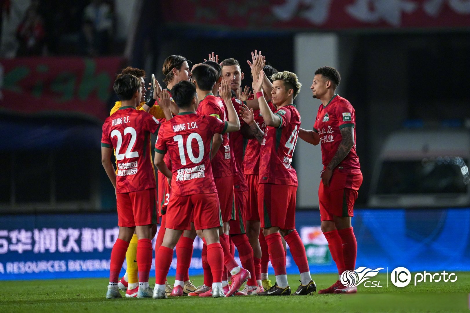 赛地聚焦——西甲赛前热度飙升，菲尼克斯太阳远射贴柱，压力陡增，年轻球员得到机会的简单介绍