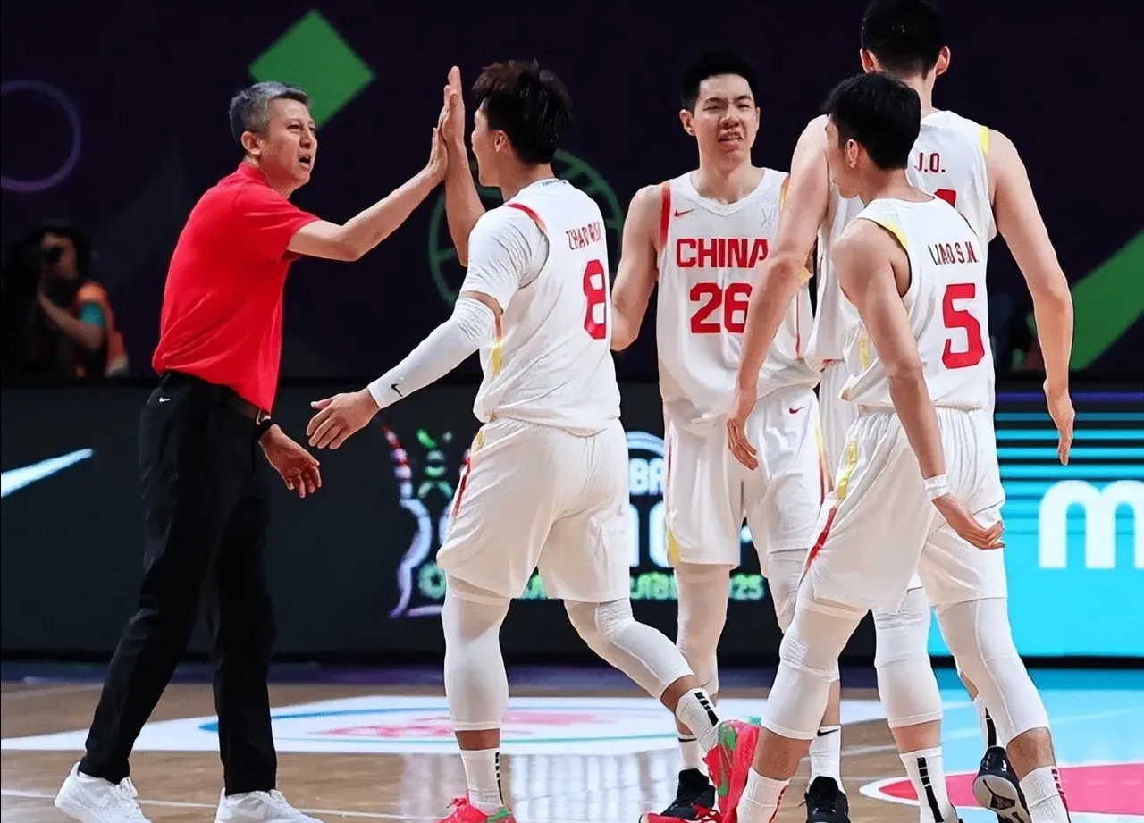 包含CBA季后赛赛前走向成谜，曼联主帅复盘，悬念犹存，身体对抗强度拉满的词条